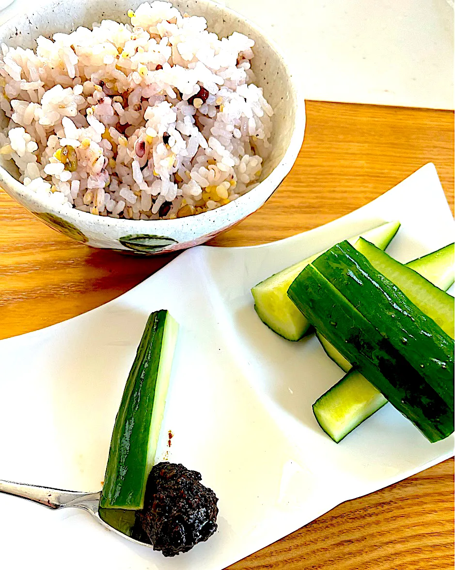 Snapdishの料理写真:味噌きゅう🥒雑穀米🍚|みうのすけさん