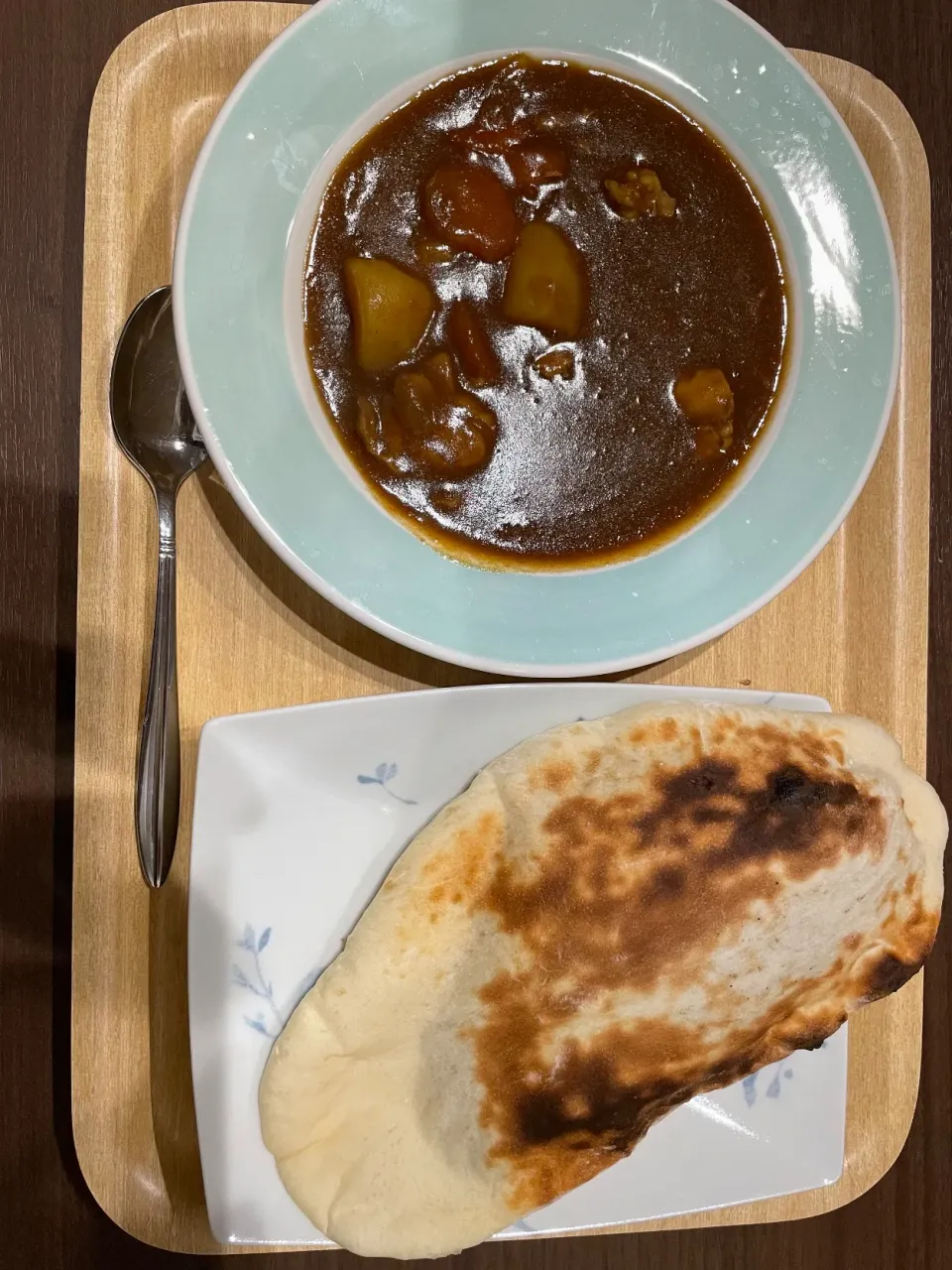 Snapdishの料理写真:チキンカレーと手作りナン|civettaさん