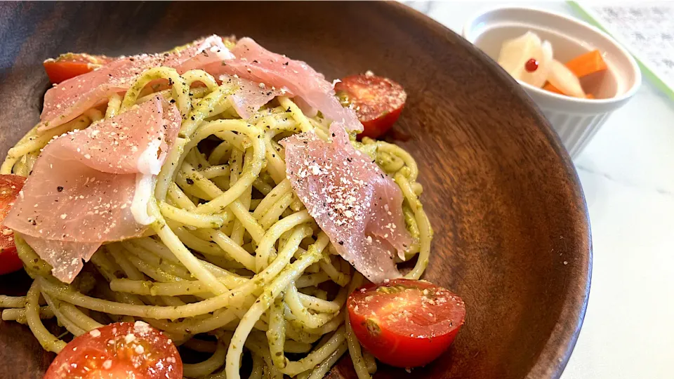 生ハムとトマトのジェノベーゼパスタ|もちまるさん