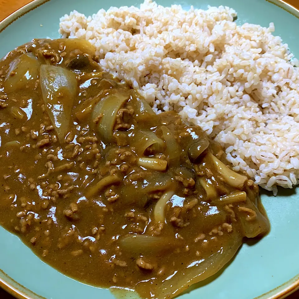 Snapdishの料理写真:玉ねぎたっぷりカレー^_^玄米ご飯で|きよっさんさん