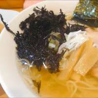 Snapdishの料理写真:【創業4周年記念価格、数量限定】
【TRYラーメン大賞2019 - 20 新人賞
にぼし部門1位】
新潟中華そば うめ川 
ラーチャン (煮干中華そばと半炒飯
のセット、通常1,200円→1,000円)
＋岩のり (うめ川Tシャツ着用で無料)
@板橋区役所前5分
(赤羽から徒歩38分)
24104 (111,088)