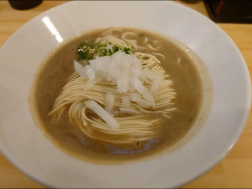 煮干ソバと米 今日の1番さんの濃厚煮干しソバ
 かけ🍜|たかさん