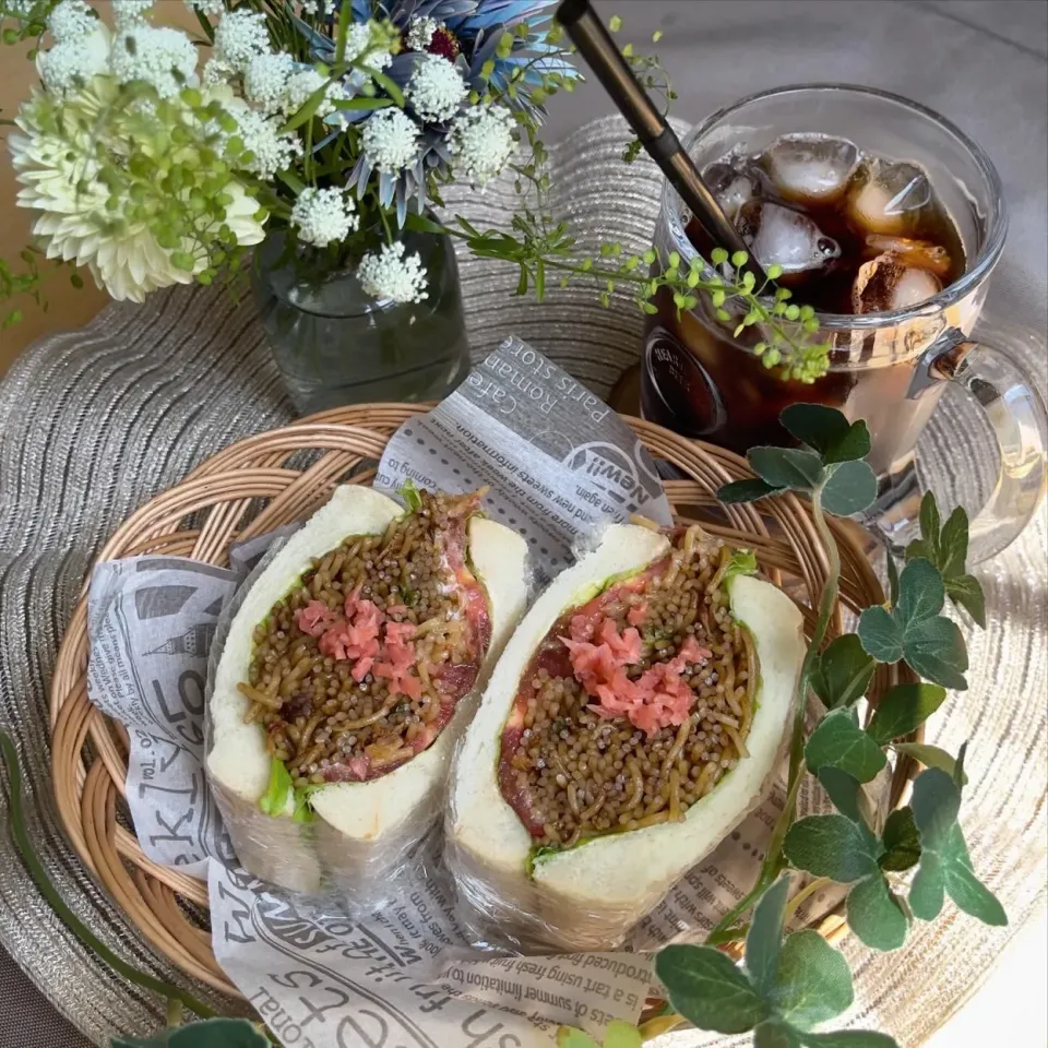 4/28❤︎濃厚甘旨ソース焼きそばサンド🌱✨

＊ ふく福食パン
＊ ソース焼きそば
＊ 焼きそば具…キャベツ.黒豚バラ.天かす.干し桜海老
＊ フリルレタス.トマト|Makinsさん