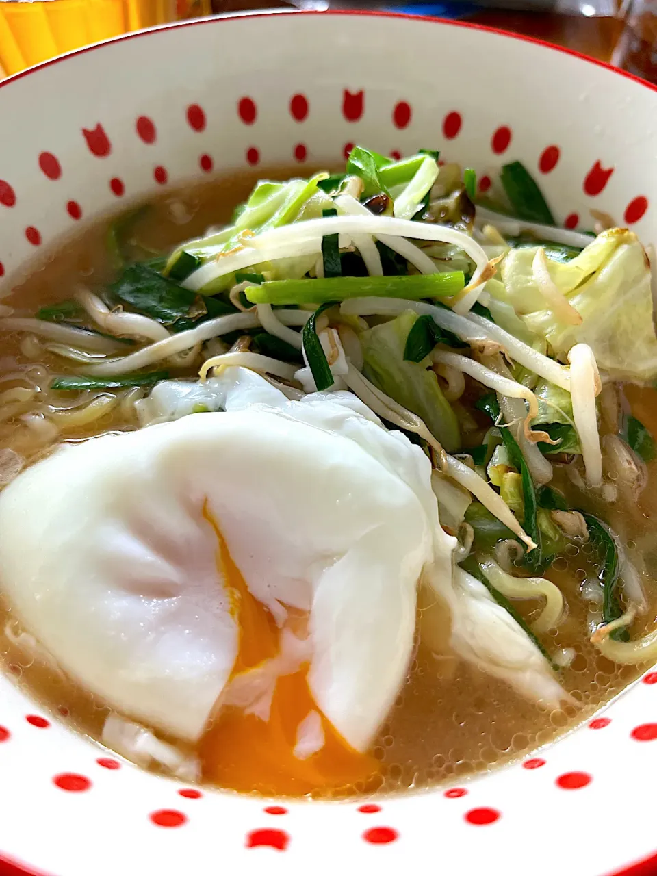 味噌ラーメンに卵をどぼん|さんだーさん