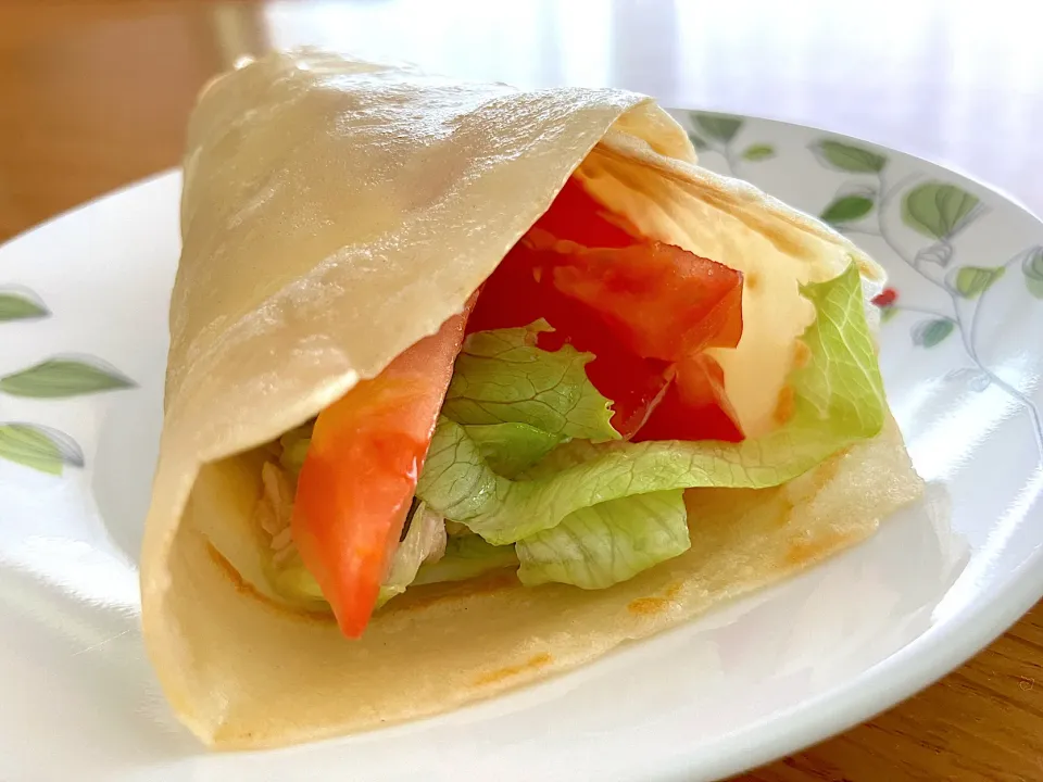 Snapdishの料理写真:＊トルティーヤ焼いてくるくる巻いたらサラダも食べやすい🥗＊|＊抹茶＊さん