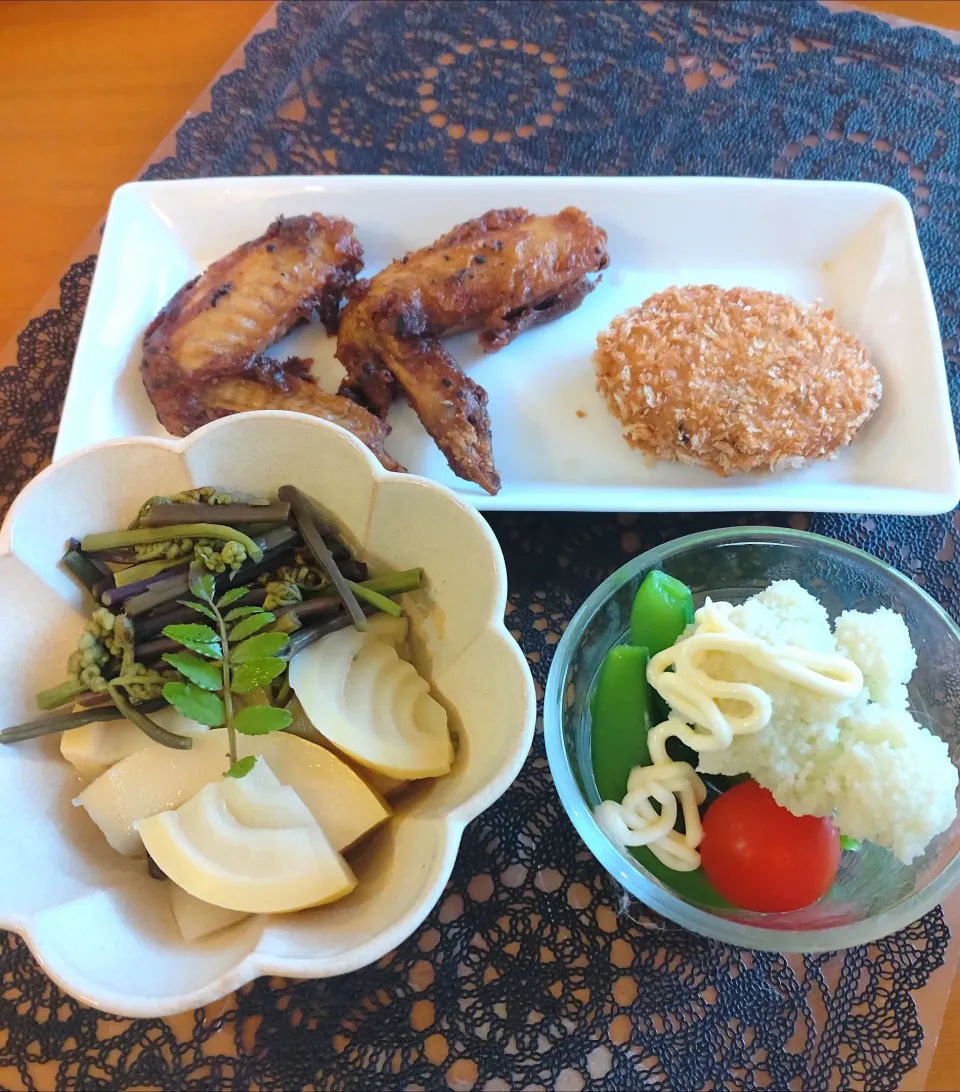 ☆たけのことわらびの煮物
☆手羽先唐揚げ＆おからコロッケ
☆サラダ|chikakoさん