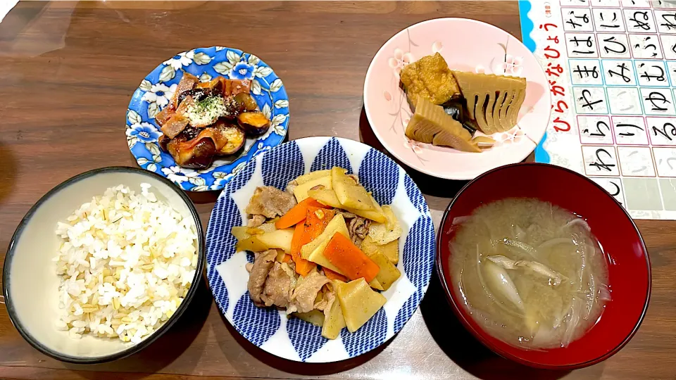 たけのこと豚肩ロースの醤油炒め　舞茸と玉ねぎの味噌汁　たけのこと昆布の煮物　なすとベーコンのレンジ蒸し|おさむん17さん