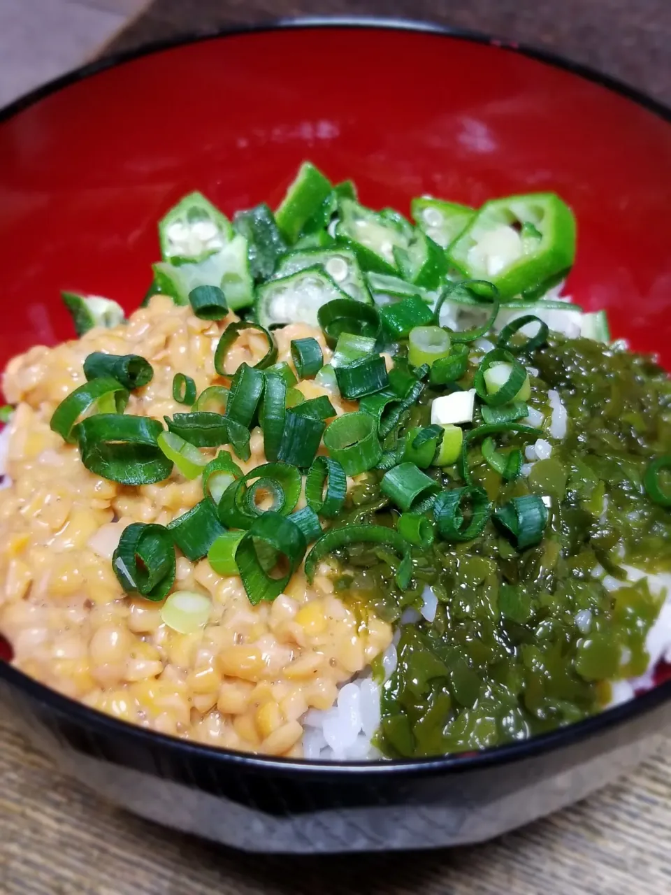 パパ作👨めかぶ納豆オクラ丼|ぱんだのままんさん