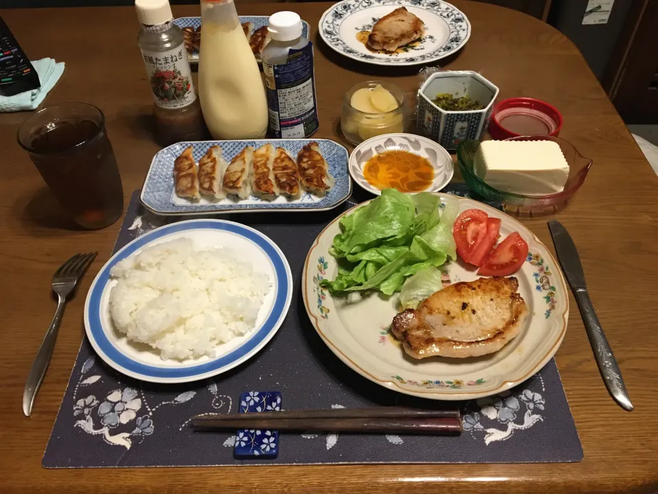 ご飯、ポークソテー、サラダ、焼き餃子、冷奴、ごま高菜漬け、沢庵、烏龍茶、六条麦茶(夕飯)|enarinさん