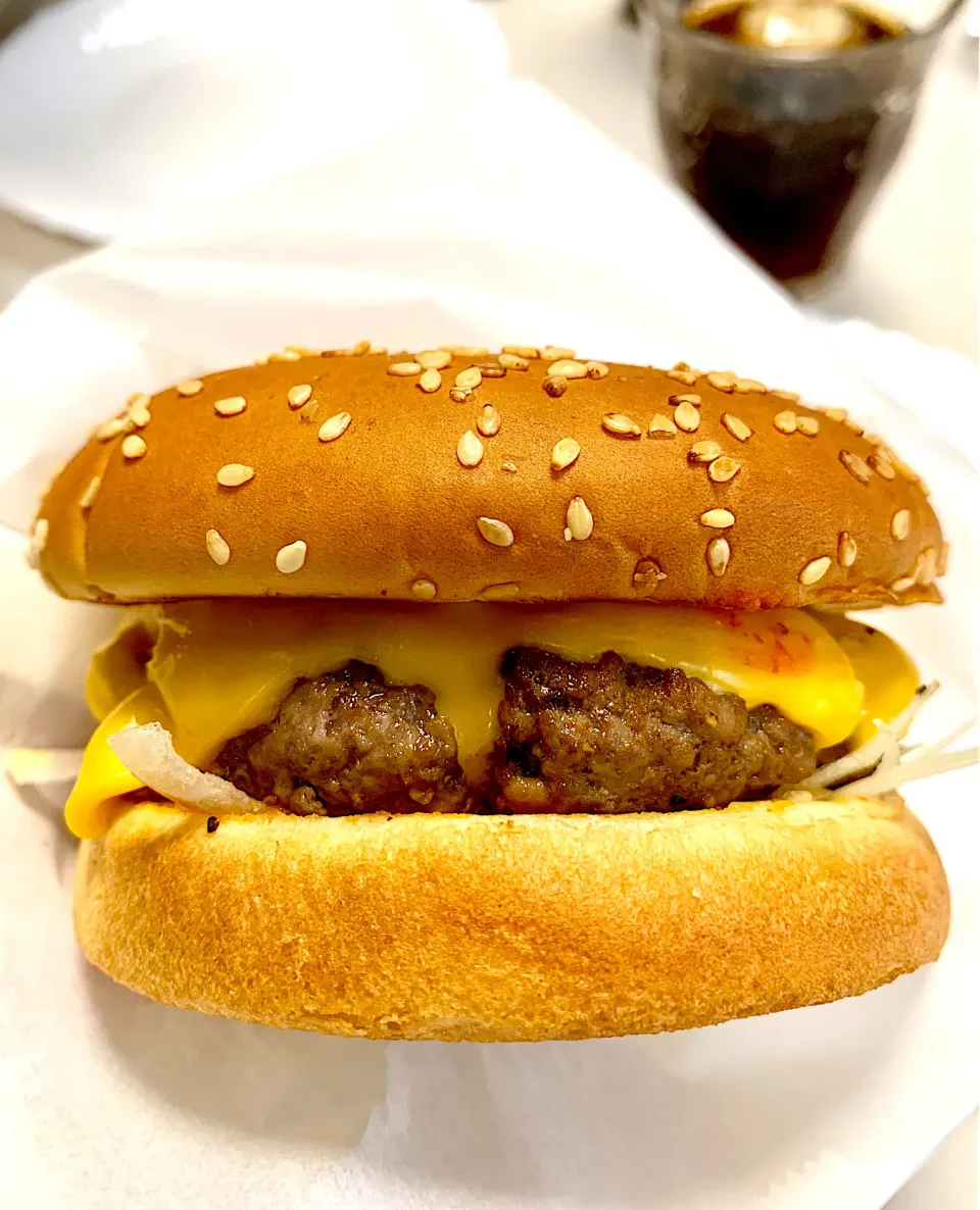 Snapdishの料理写真:Cheddar-and-Onion Smashed Burger|gonbenさん