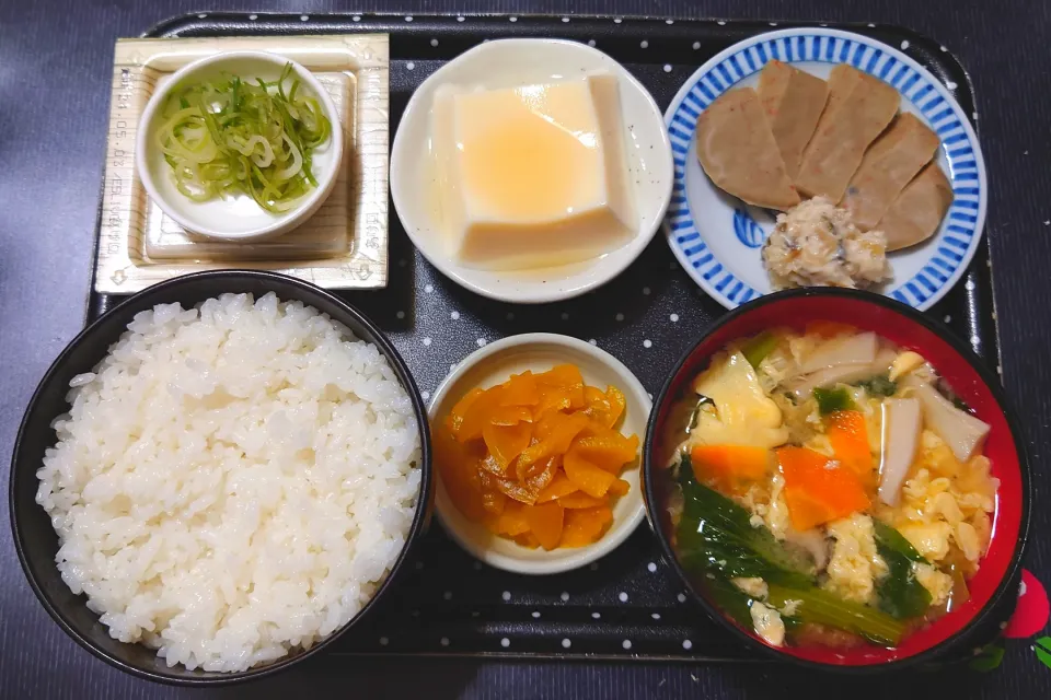 今日の朝ごはん（ごはんは高知県産コシヒカリに黒はんぺん・わさび漬添え、玉子豆腐、納豆、野菜と卵のみそ汁、大根古漬け）|Mars＠釜飯作り研究中さん