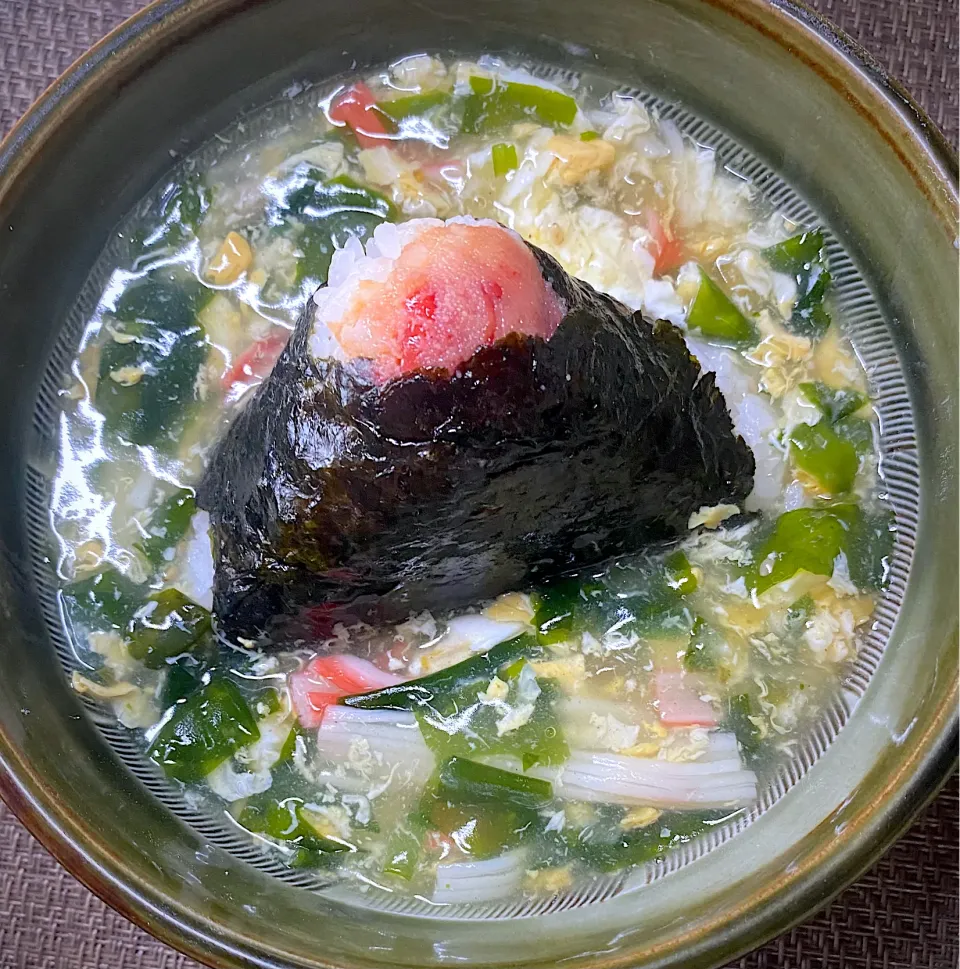 明太子おにぎり🍙ワカ卵餡掛けスープ漬け|すくらんぶるえっぐさん