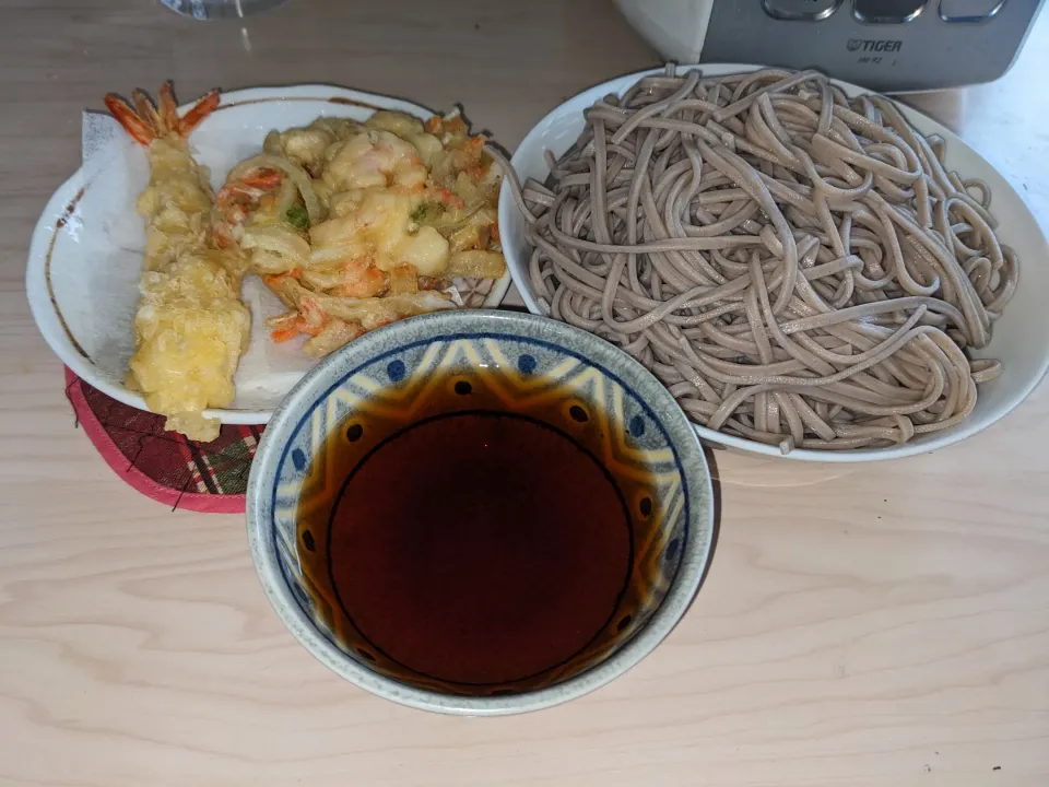 2024/04/29の食事のメニューは出雲大社蕎麦定食　
・市販の出雲大社蕎麦（長野の戸隠蕎麦を伝授）を添付された蕎麦つゆで
・市販の海老天&かき揚げ|Tarou  Masayukiさん