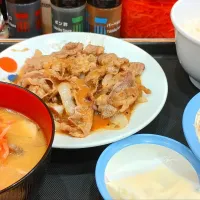 Snapdishの料理写真:牛生姜焼きダブル定食ご飯特盛り豚汁セット|metavoさん