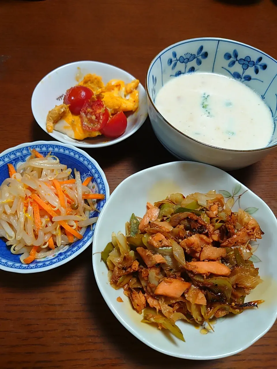 タサン志麻さんの鮭とネギの味噌蒸し焼き
トマトの玉子炒め
もやしの中華和え
クラムチャウダー|ぱやさん