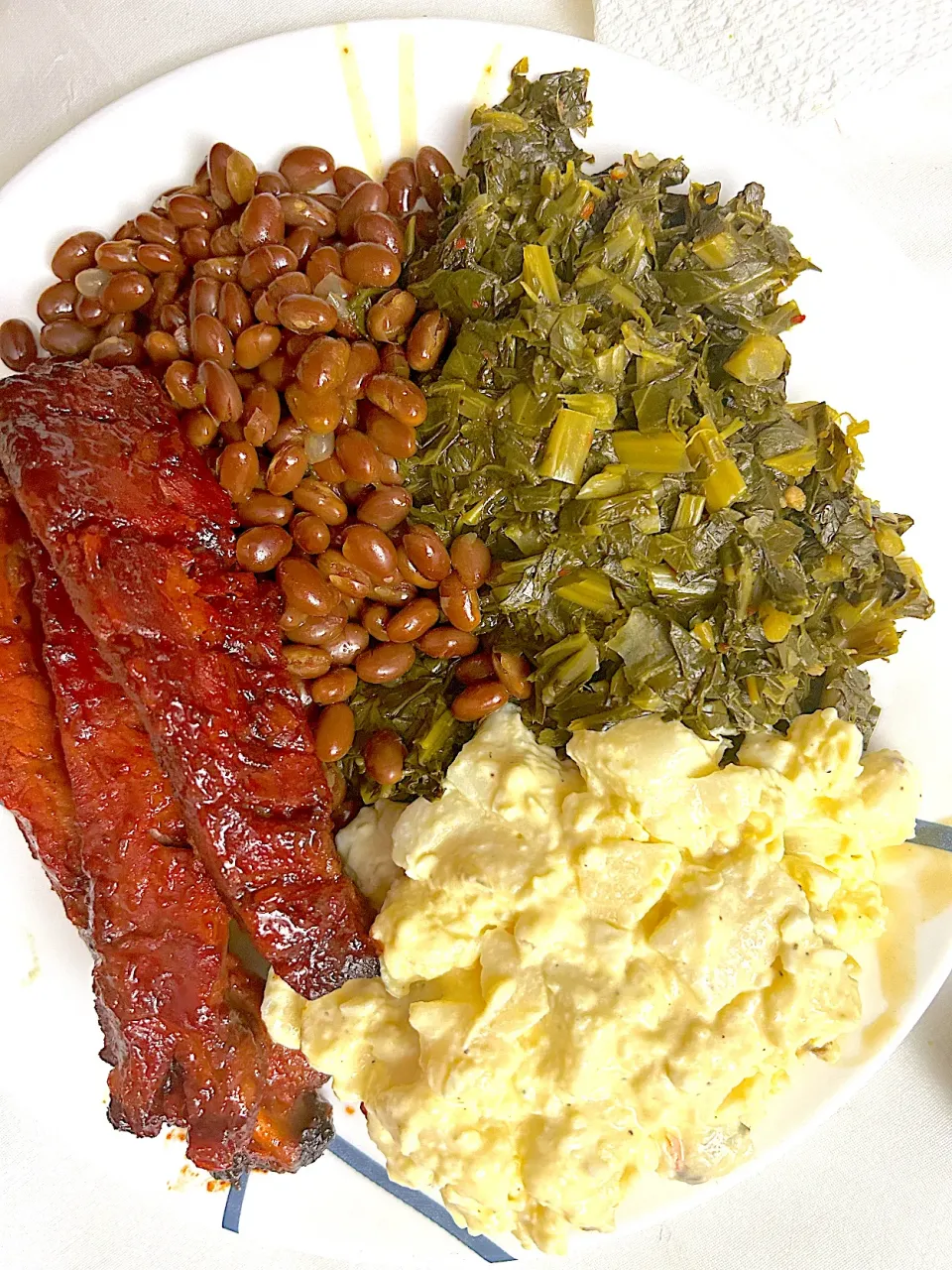 Barbecue ribs, collard greens, potato salad, and vegetarian beans|Kareem Boogieさん