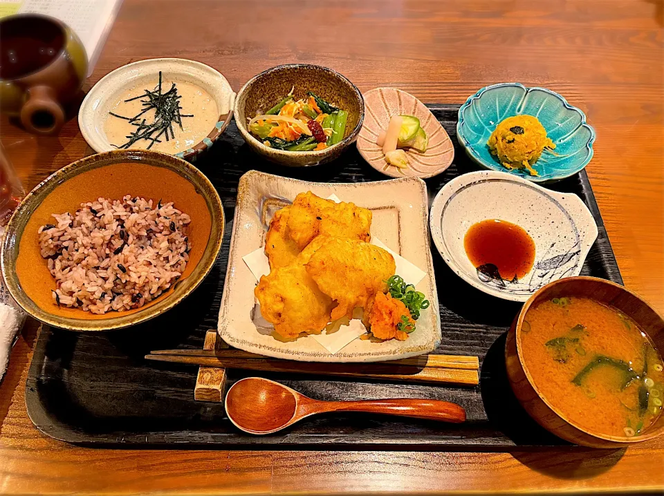 一汁三菜定食（カレイの米粉揚げ、黒米とひじきのご飯）、とろろ汁|こいちさん