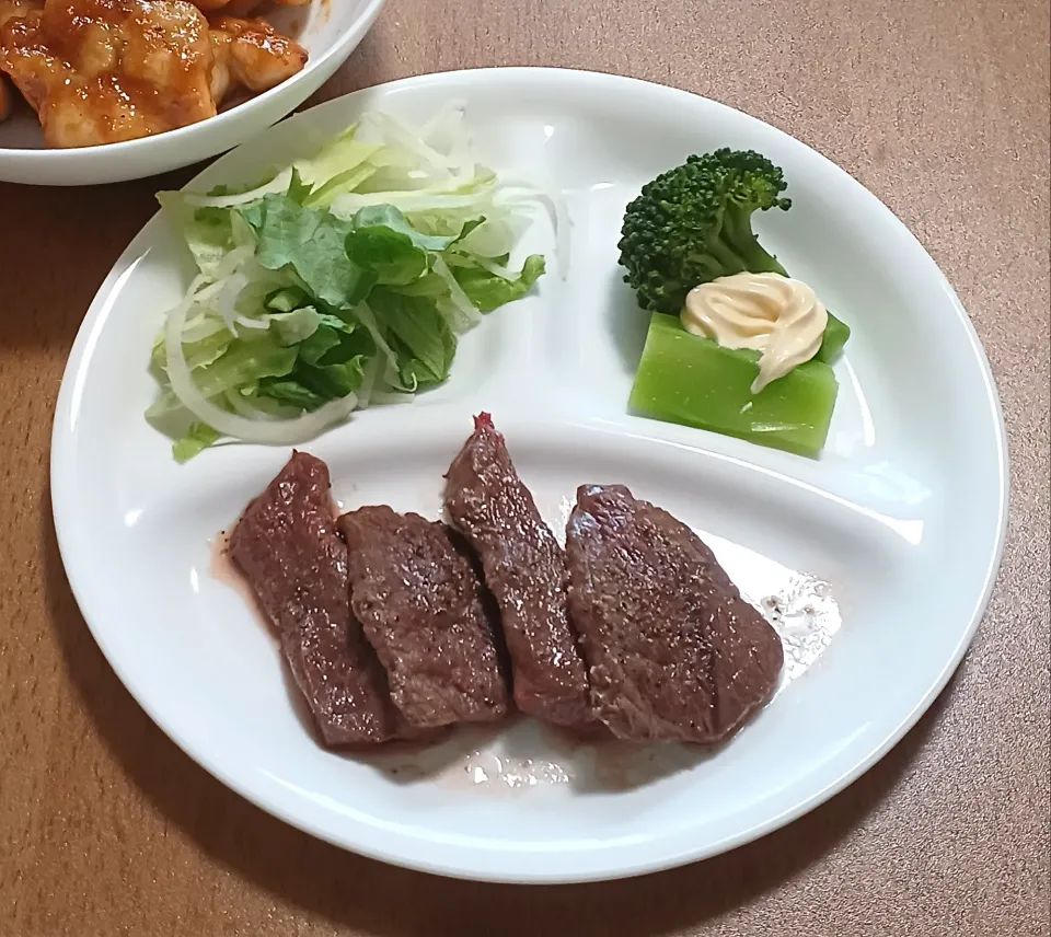 焼き肉
鶏肩小肉のガーリック甘味噌炒め
ブロッコリー
玉ねぎとレタスのサラダ
ご飯🍚|ナナさん