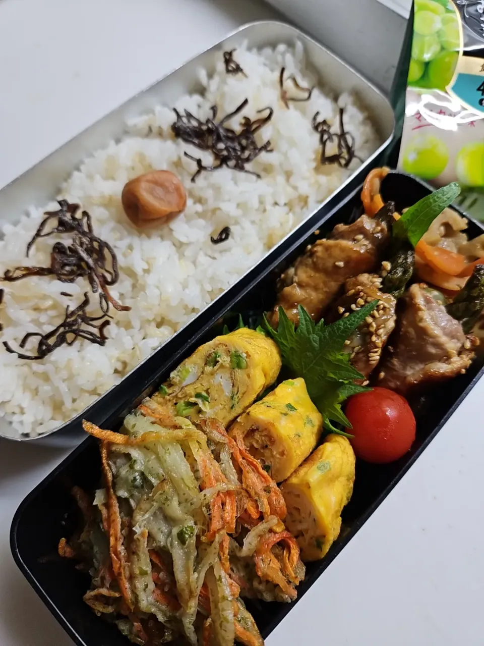 Snapdishの料理写真:☆高１弁当☆玄米入りごはん、塩昆布、梅、蓮金平、アスパラ豚巻き焼き肉、ミニトマト、小エビ葱卵焼き、かき揚げ、蒟蒻ゼリー|ｼｮｺﾗさん