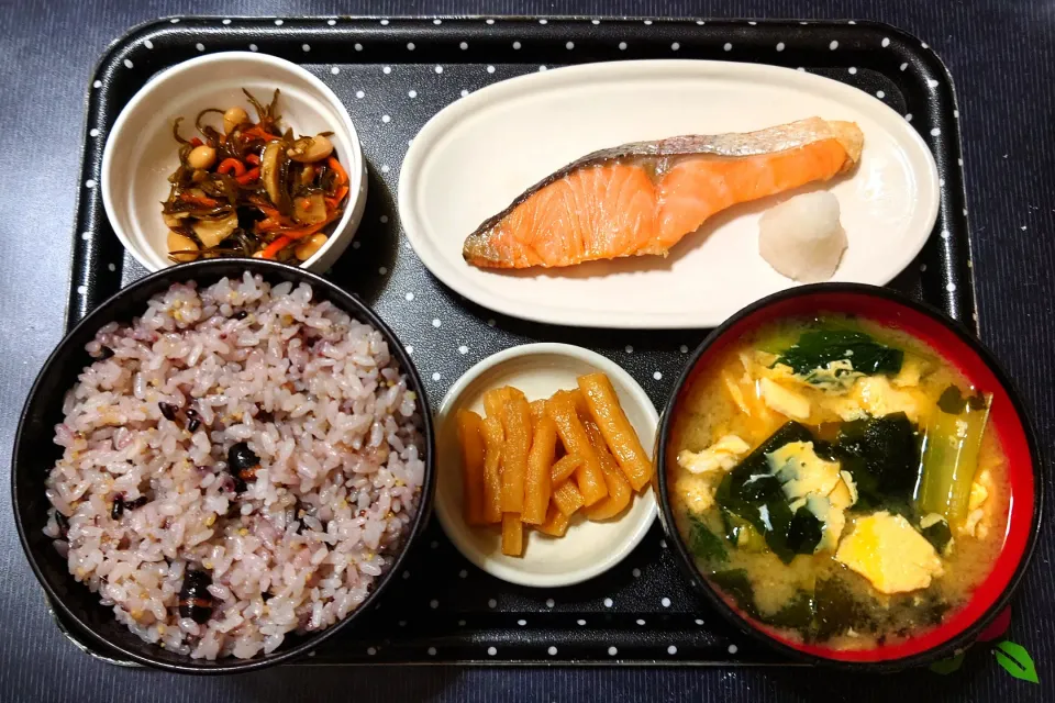 今日の朝ごはん（十六穀ごはんに焼鮭、切り昆布煮、江戸菜と卵のみそ汁、割干大根漬）|Mars＠釜飯作り研究中さん