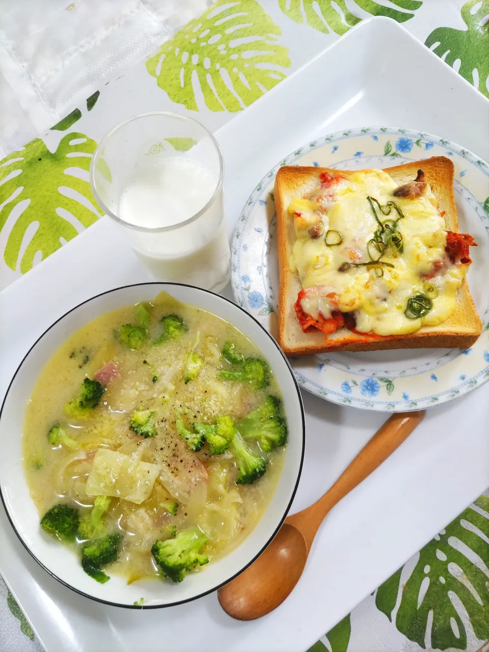 キムチタッカルビ風トーストと、豆乳スープlunchです🍀|rikako♪。.:＊さん