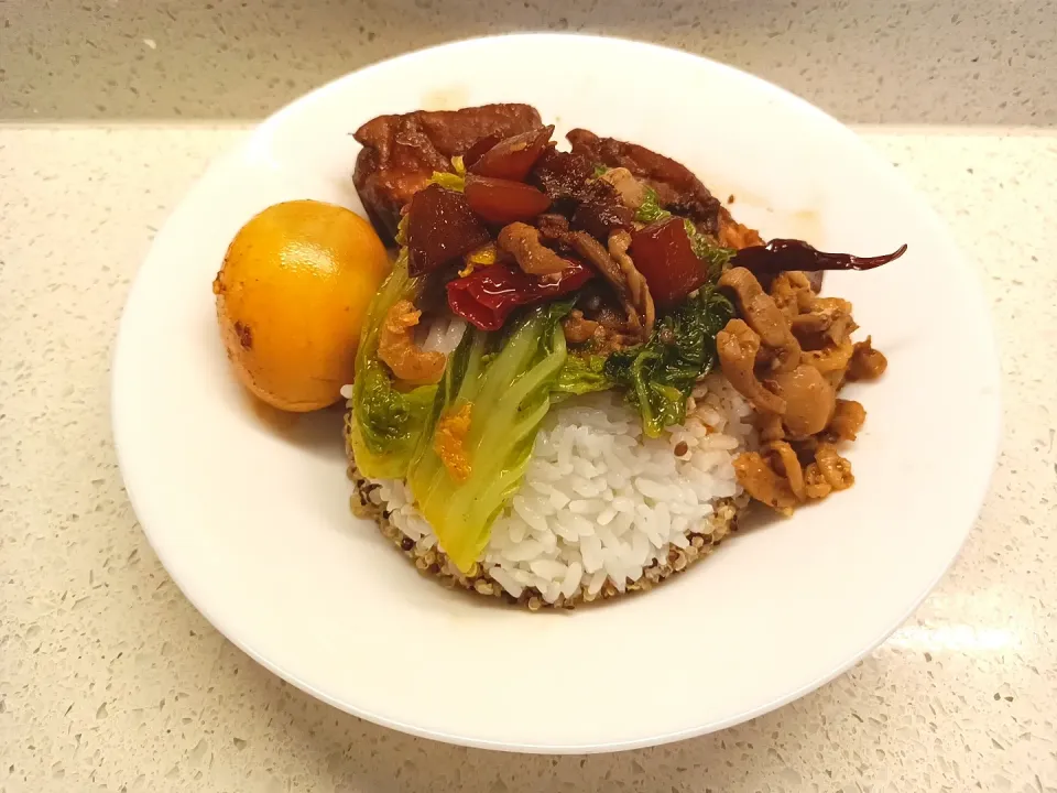 Stir Fried Cabbage with Chicken and 
Spicy Braise Pork Ribs|Xin Yu Chen (Cindy)さん