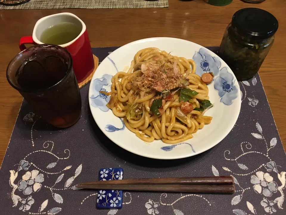 焼きうどん、ごま高菜漬け、熱い日本茶、烏龍茶(昼飯)|enarinさん