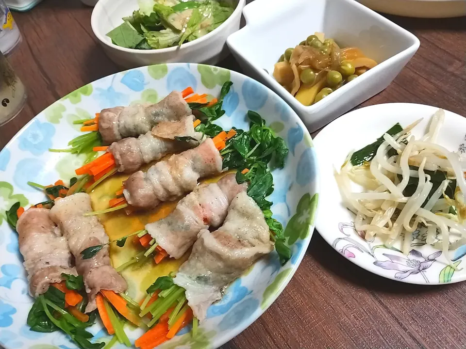 Snapdishの料理写真:豆苗と人参の肉巻き
もやしとニラのナムル
筍とえんどう豆の煮物
サラダ|尚さん