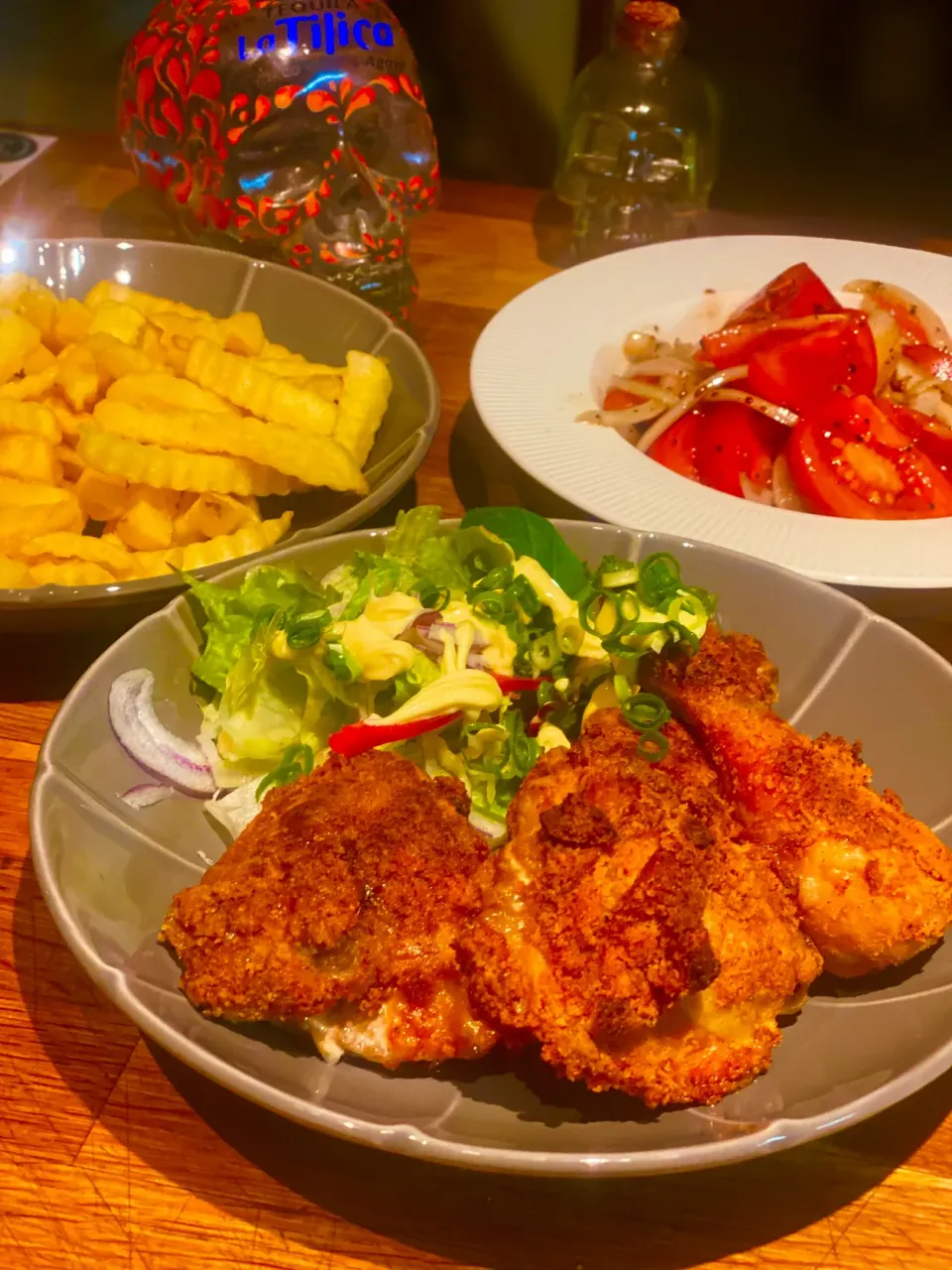 Dinner ! Dinner ! 
EFC (Emanuel’s Fried Chicken)
With Crinkle Chips and Tomato & Onion Salad with Balsamic & Olive Oil 
#friedchicken #homemade 
#chefemanuel 
#|Emanuel Hayashiさん