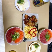 Snapdishの料理写真:引っ越し初日の段ボールテーブルご飯🍚|ととろさん