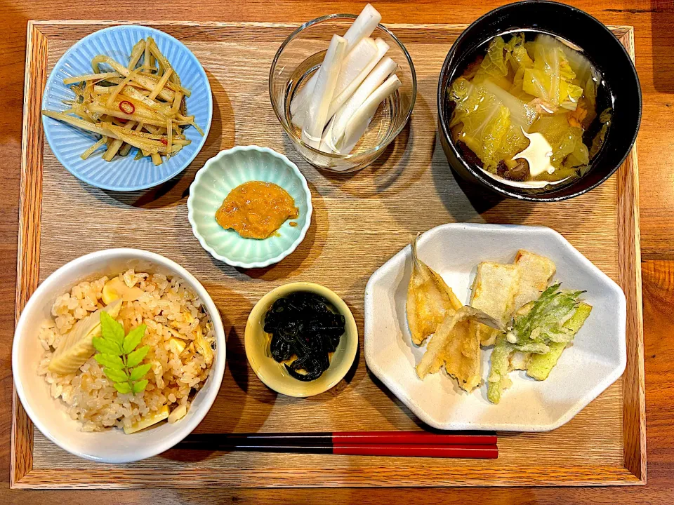 今日の夜ご(筍ごはん、キスとウドの天ぷら、わらび炒め煮、ウドスティク&味噌マヨ、ウドの皮のきんぴら、白菜とツナのスープ)|cocomikaさん