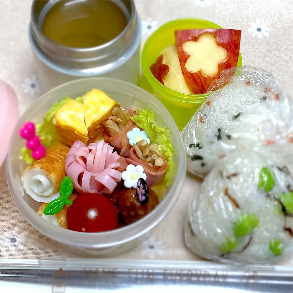 2024.5.1 お弁当　おにぎり　お味噌汁　りんご|ママさん