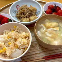 Snapdishの料理写真:新玉ねぎとコーンの炊き込みご飯|konekotatsuさん