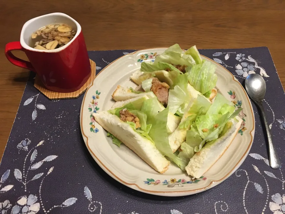 とりの唐揚げサンドイッチ、ワカメ＆揚げニンニク＆揚げ玉ねぎ入りタマネギスープ(朝ご飯)|enarinさん