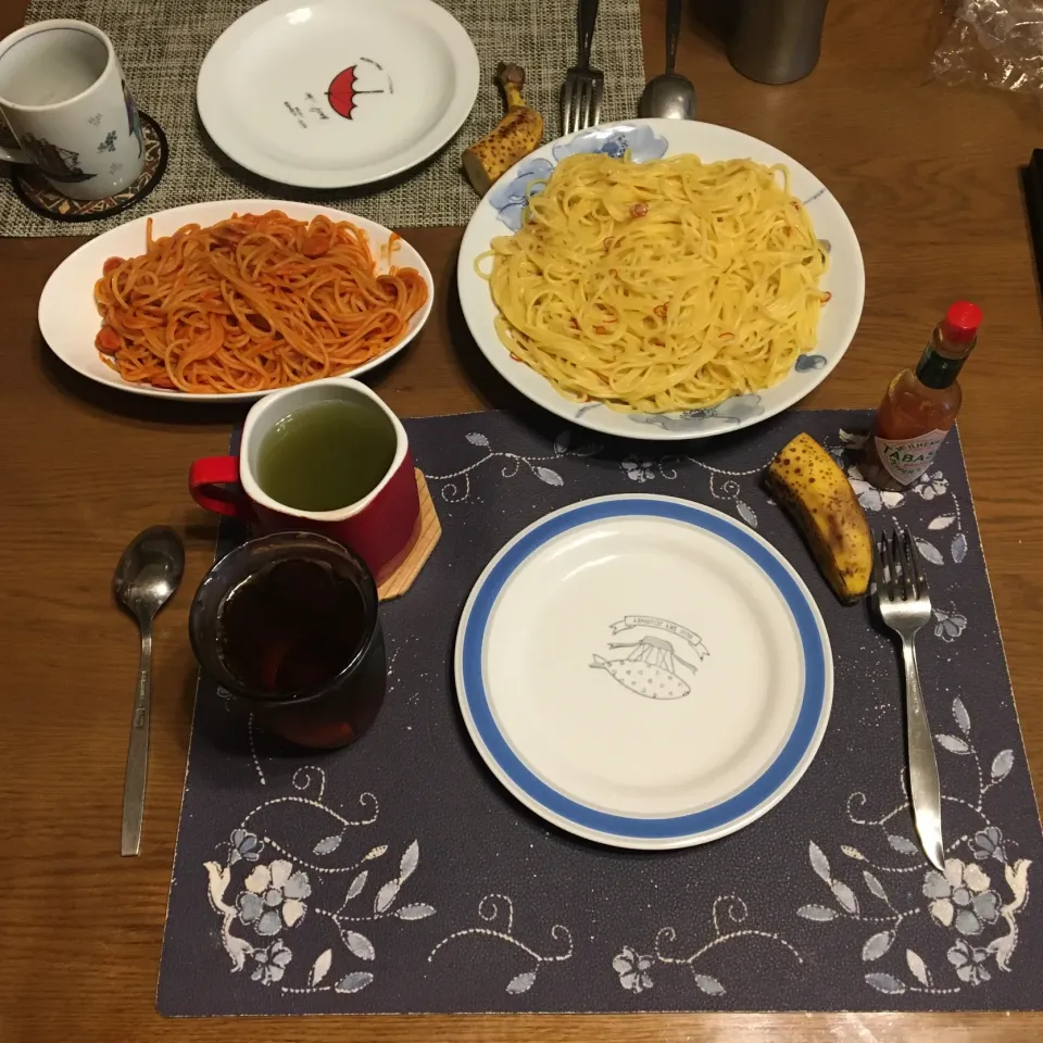 Snapdishの料理写真:ペペロンチーノ、簡単ナポリタンスパゲッティ、ごま高菜漬け、熱い日本茶、烏龍茶、バナナ(昼飯)|enarinさん