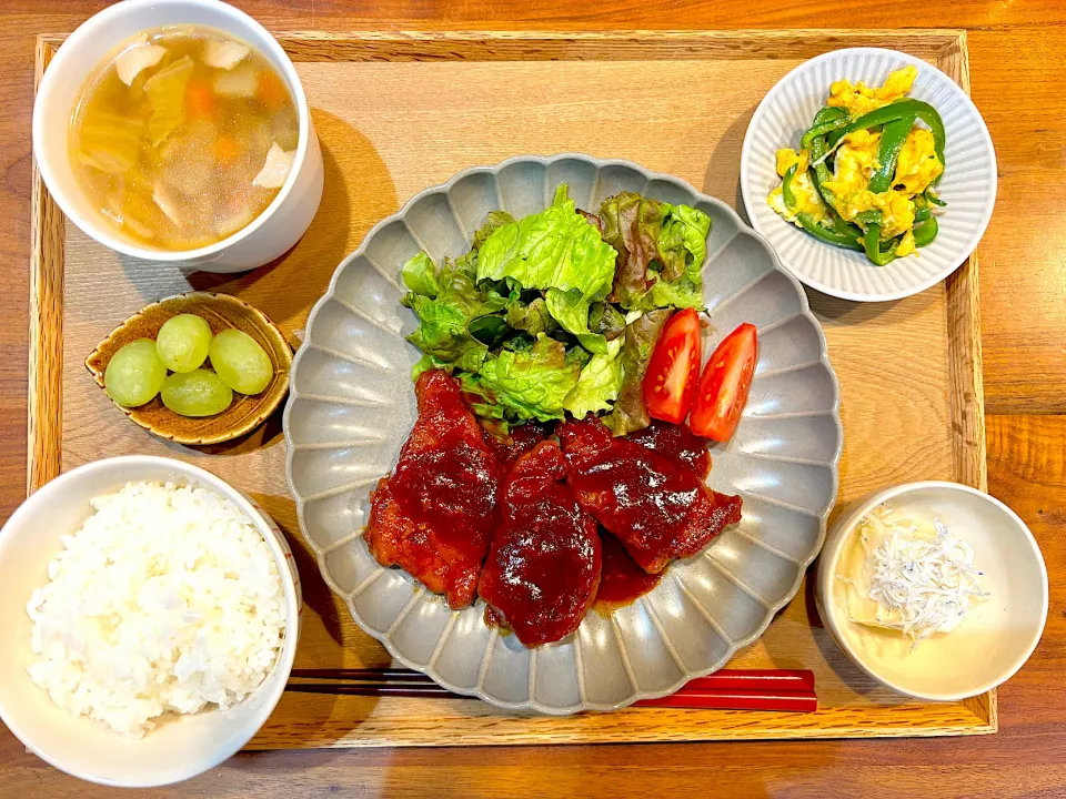 今日の夜ご飯(トンテキ、ピーマン卵、冷やっこ、根菜スープ、ぶどう)|cocomikaさん