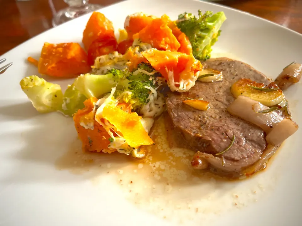 Snapdishの料理写真:Rosemary and garlic beef with broccoli and sweet potatoes|Laki Maikaʻiさん