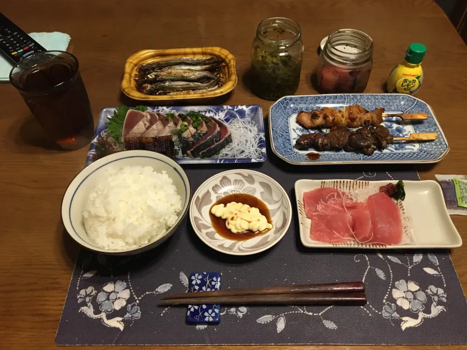 Snapdishの料理写真:ご飯、鰹のたたき、生きはだまぐろの切り落とし、子持ちししゃもの網焼き、鳥レバー串、鳥もも肉＆ニンニク串、ごま高菜漬け、梅干し、烏龍茶、柏餅(夕飯)|enarinさん