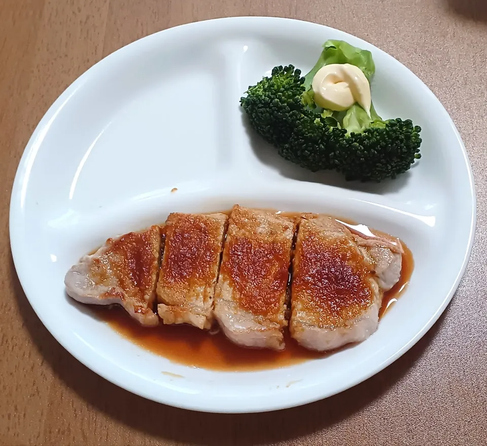 Snapdishの料理写真:トンテキ
ブロッコリー
ご飯🍚|ナナさん