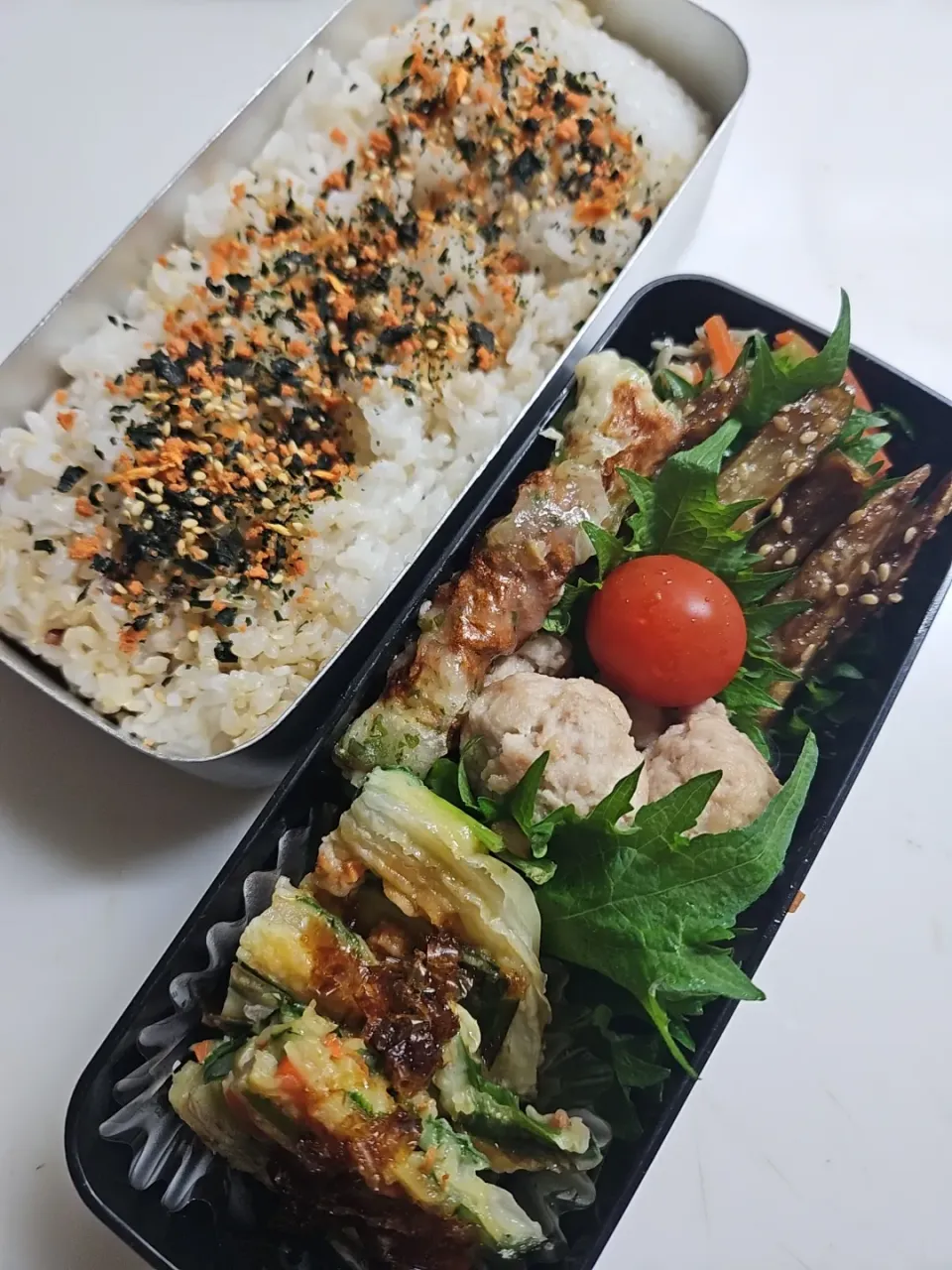 ☆高１弁当☆雑穀米鮭若芽ごはん、小松菜シラスナムル、牛蒡甘辛、ミニトマト、肉団子、竹輪磯揚げ、野菜チヂミ|ｼｮｺﾗさん