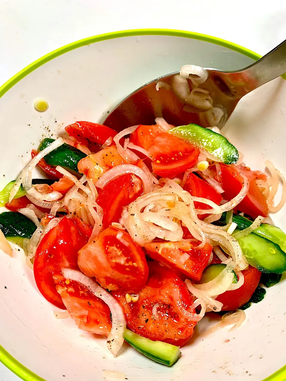 This ia a salad made with juicy fresh tomatoes, sweet onions, cucumbers and balsamic vinaigrette that really lets tomatoes shine.|gonbenさん