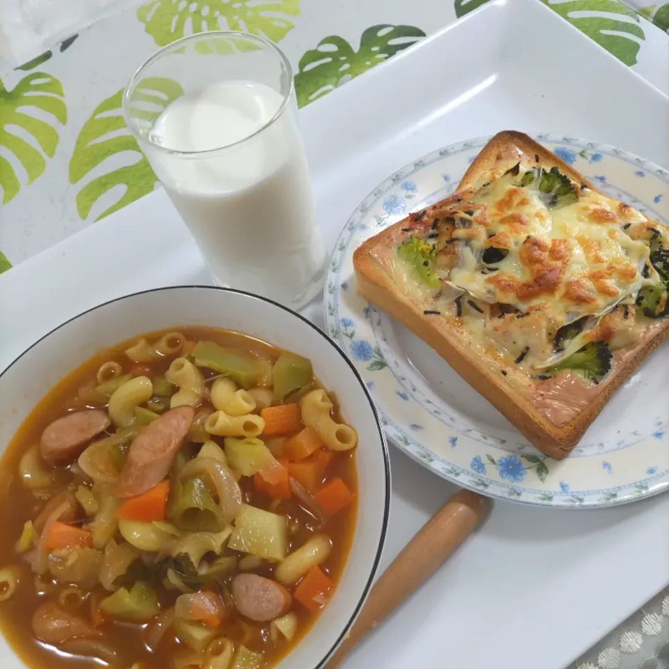 ブロッコリーの芯と残り野菜のマカロニSoupと明太パスタの素と鶏肉のチーズトースト
lunchです🍀|rikako♪。.:＊さん