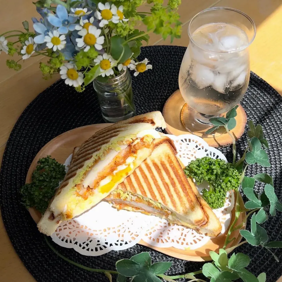 Snapdishの料理写真:5/2❤︎フライドチキン&たまごのホットサンドとシードル🍎🌱
午前中美容院へ💇‍♀️スッキリ！☺️

＊ フライドチキン
＊半熟たまご
＊春キャベツ|Makinsさん