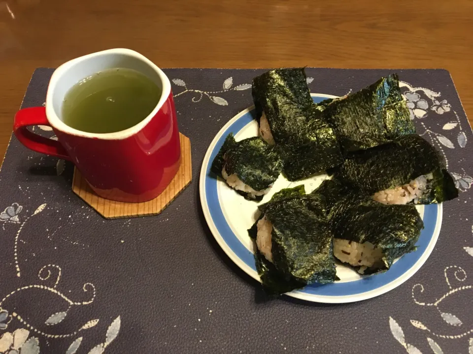 おにぎり、熱い日本茶(朝ご飯)|enarinさん