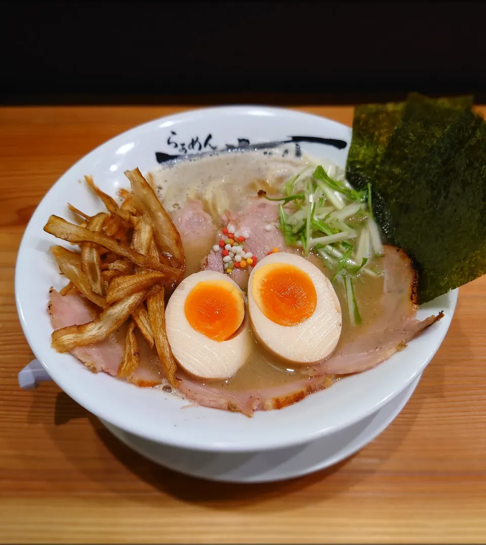 Snapdishの料理写真:らぁ麺せんりさんの特製濃厚鶏白湯にぼしらぁ麺|たかさん