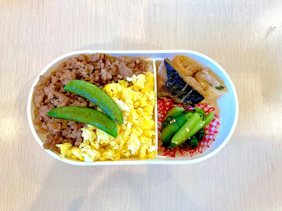 そぼろごはん🍚焼きスナップエンドウ🫛さばの塩焼き🐟小松菜のおひたし🥬春巻き📜|anaさん