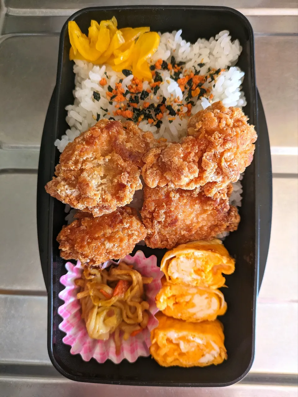 旦那弁当　2024/5/2

からあげ
玉子焼き
焼きそば|ユキヨメ♪さん