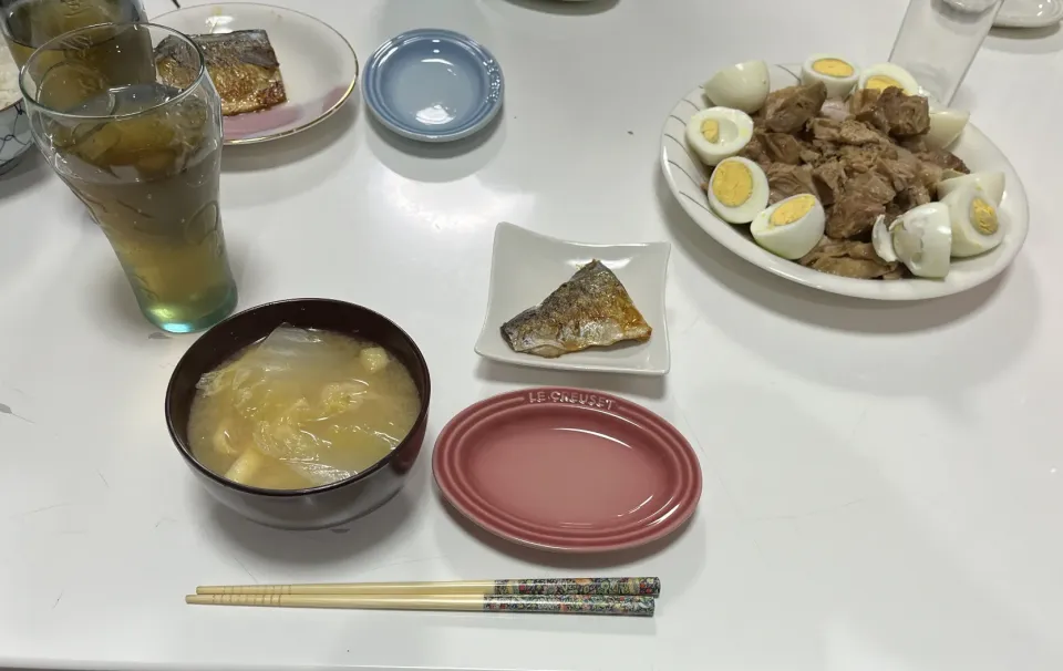 Snapdishの料理写真:晩御飯☆鯖☆煮豚とゆで卵☆みそ汁（白菜・しめじ・揚げ）|Saharaさん