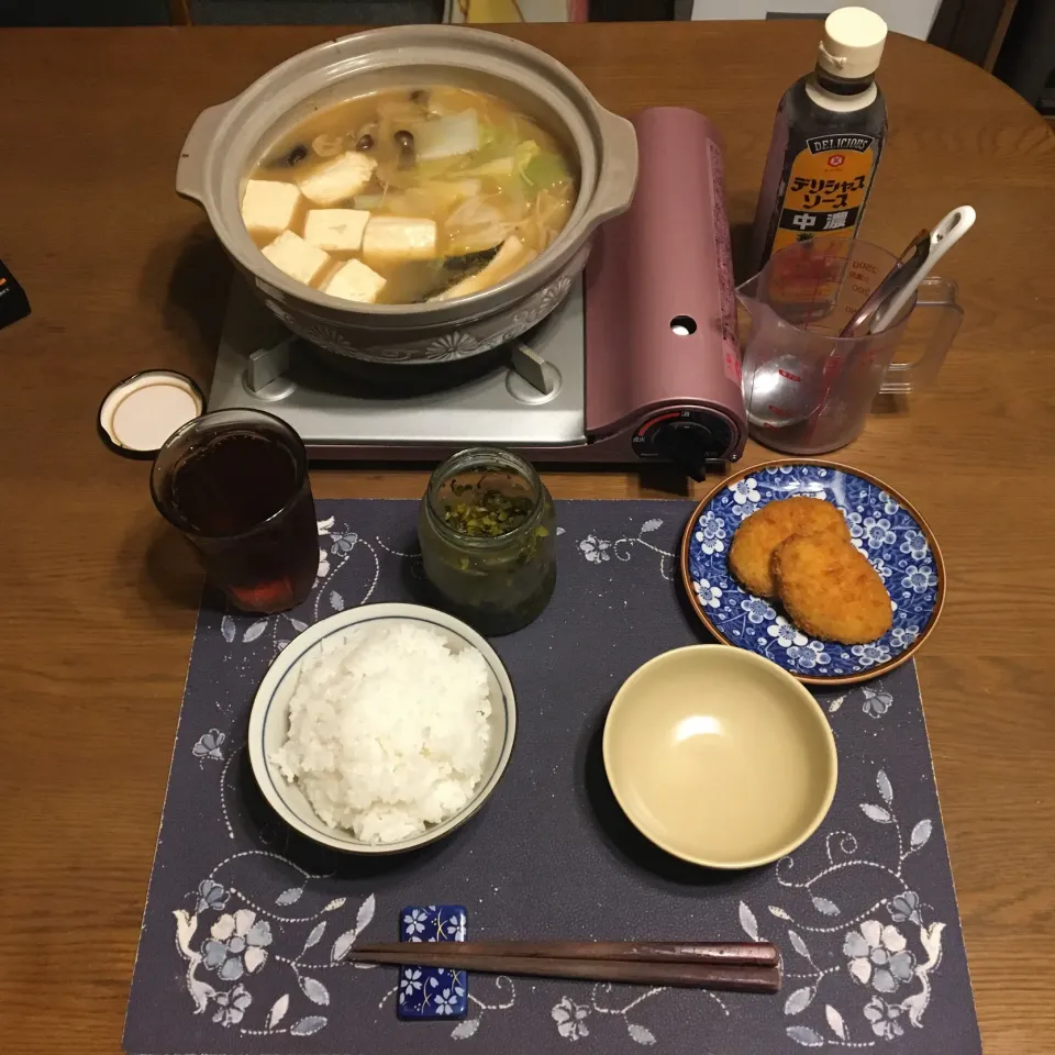 ご飯、味噌仕立て寄せ鍋、コロッケ、ごま高菜漬け、烏龍茶(夕飯)|enarinさん