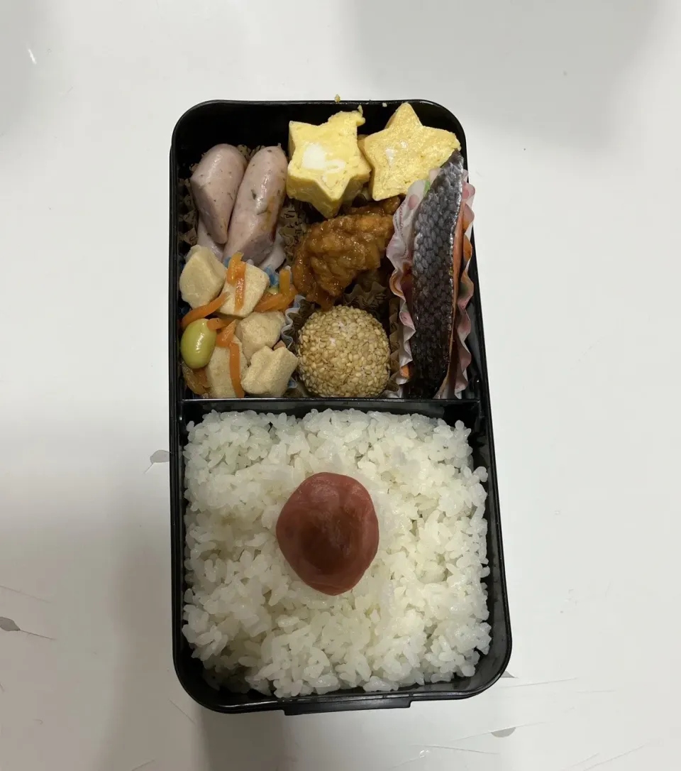 部活弁当。☆レモンとパセリのソーセージ☆星型卵焼き☆鮭☆鶏の唐揚げ甘酢あん☆彩り高野豆腐☆ごま団子|Saharaさん